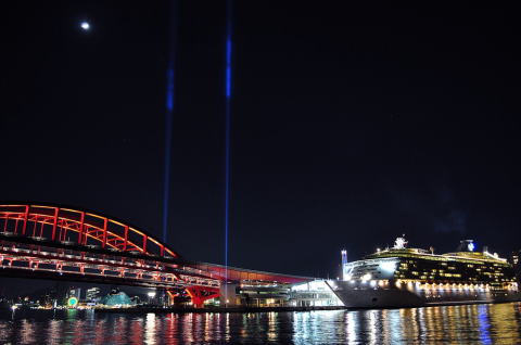神戸大橋と大型豪華客船クイーンエリザベス号